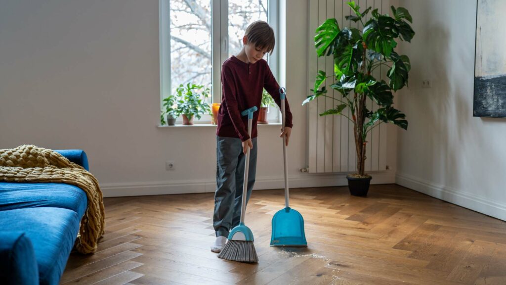 Un enfant qui fait des tâches ménagères