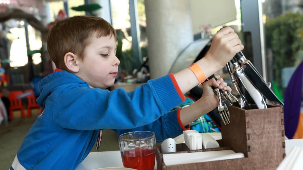 Un enfant qui prend des couverts