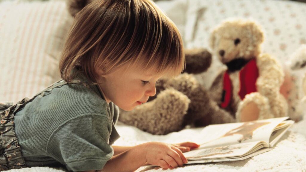 Un enfant en pleine lecture