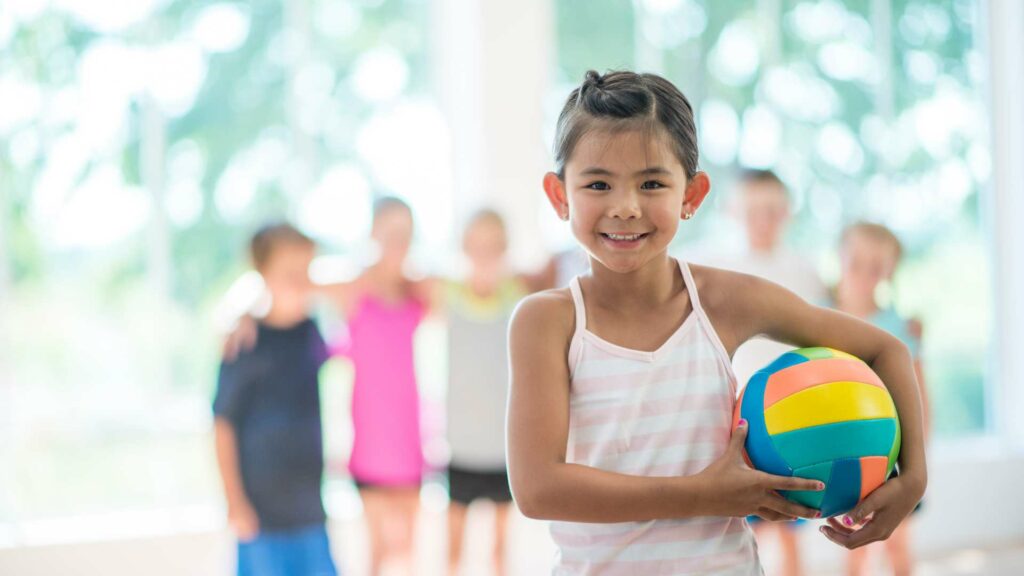 Des enfants qui jouent au volley-ball