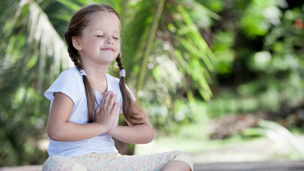 Un enfant qui fait du yoga