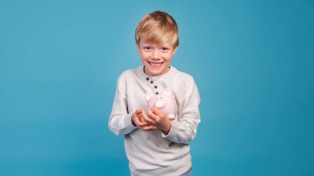 Un enfant avec son argent de poche