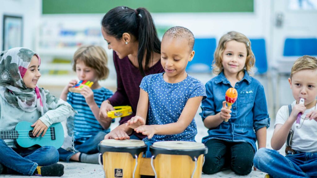 Des enfants qui jouent d'instruments