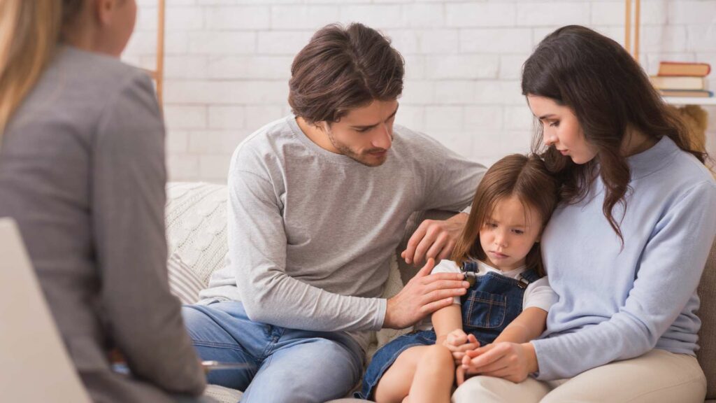 Parents réconfortant leur enfant