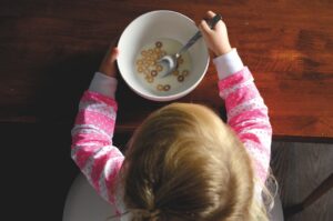 Un enfant à table