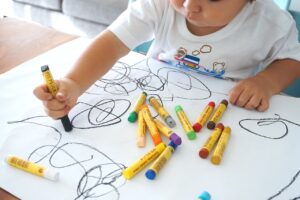 Un enfant qui dessine