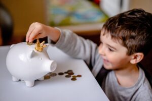 Un enfant avec son argent