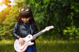 Un enfant qui joue de la guitare