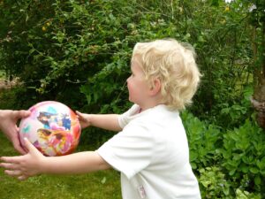 Un enfant avec un ballon