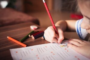 Un enfant qui écrit