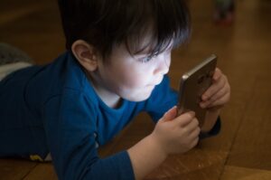 Un enfant avec un téléphone portable