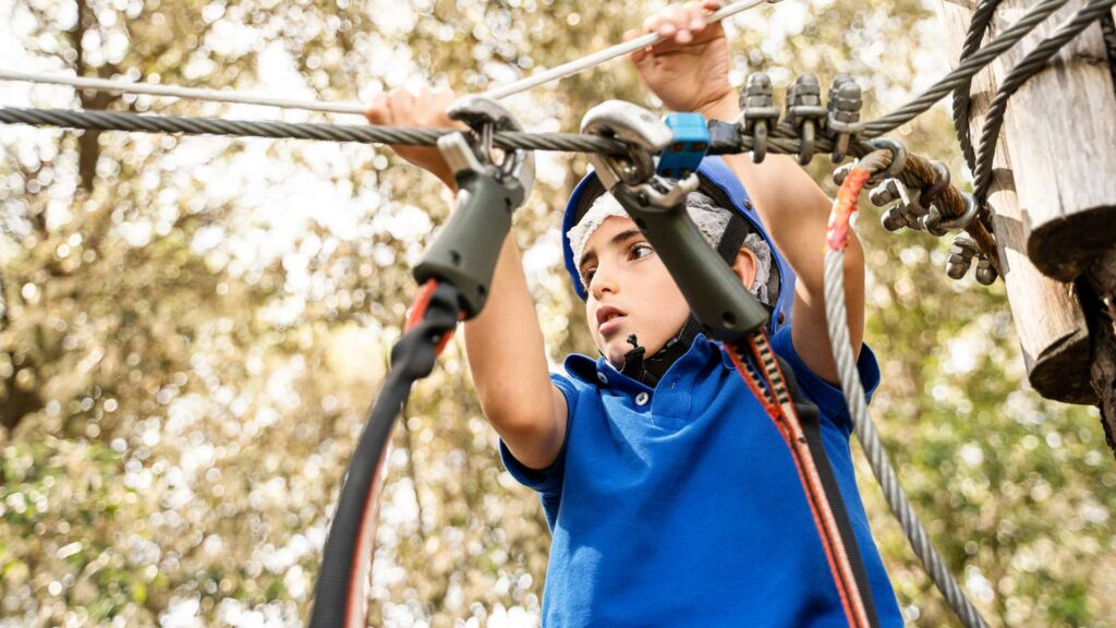 Un enfant qui fait de l'accrobranche