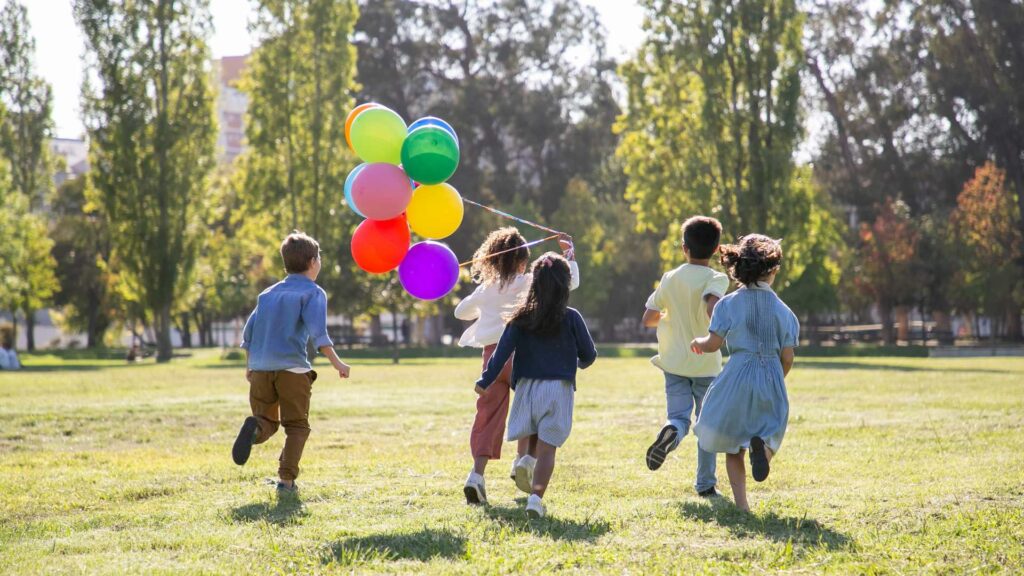 Des enfants dans un parc