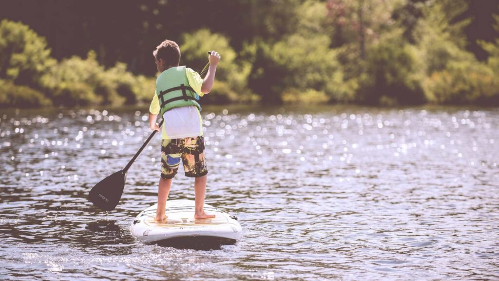 Enfant sur un paddle 