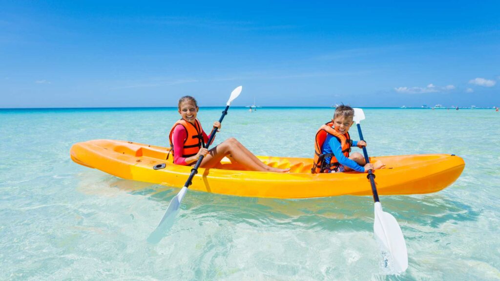 Des enfants sur un kayak