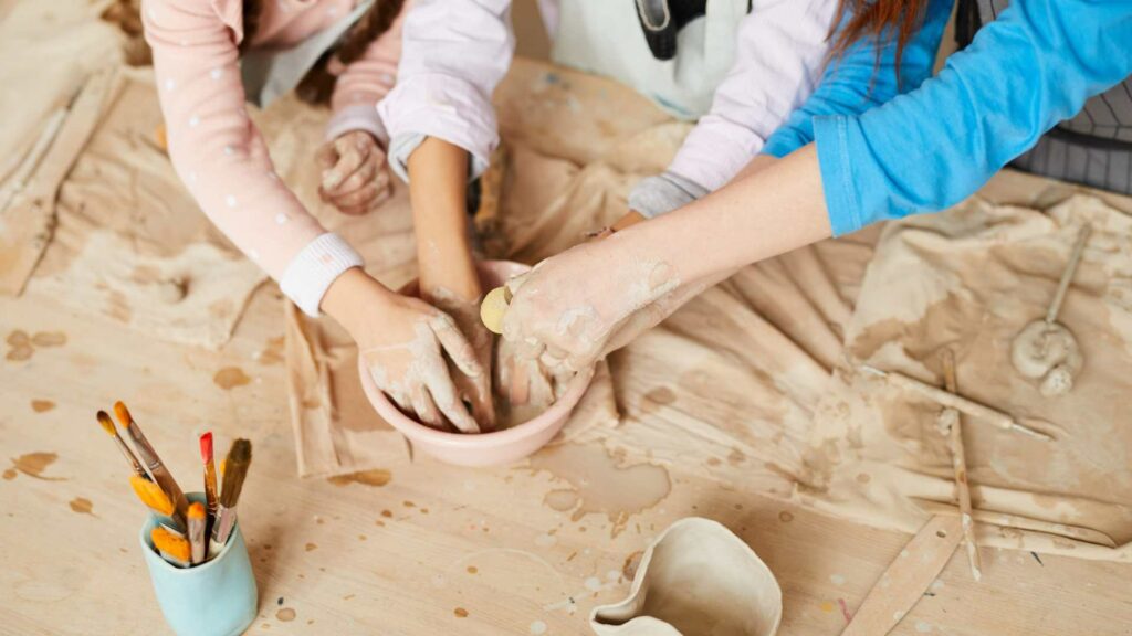 Un atelier de poterie pour enfants