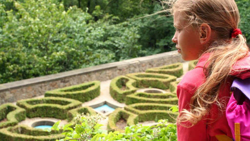 Un enfant qui visite un château