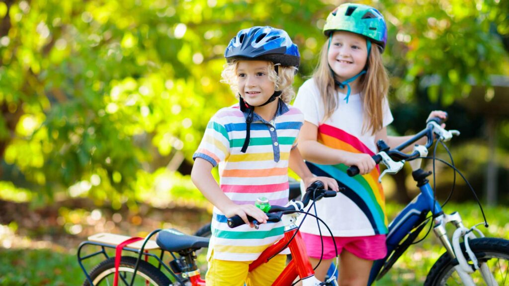 Des enfants à vélo