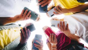 Groupe d'adolescent sur son téléphone